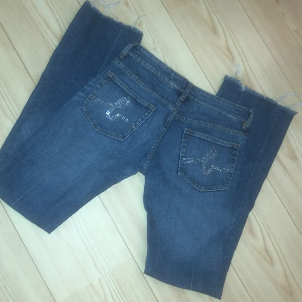 Skitsnygga jeans från märket bebe, några pärlor tappade därbak. Jag är 171cm och de är bra i längden för mig.. Jeans & Byxor.