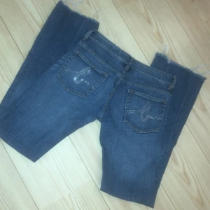 Low bootcut bebe jeans - Skitsnygga jeans från märket bebe, några pärlor tappade därbak. Jag är 171cm och de är bra i längden för mig.