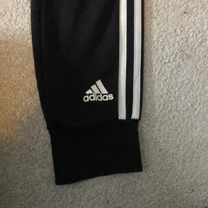 Adidas mjukisbyxor - Säljer dessa Adidas mjukisar då de ej passar mig längre😻 bra skick kan skicka tydligare bilder vid intresse🙌🏻 jag tror det är storlek xs men de står storlekar på bild 3