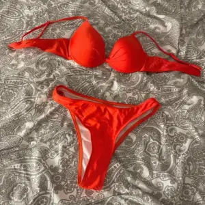 Röd orange bikini i storlek S. Skitsnygg och perfekt nu till sommaren.🤩 Använd en gång! Köp gärna via ”köp nu”