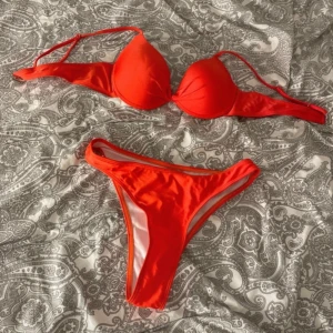 Bikini - Röd orange bikini i storlek S. Skitsnygg och perfekt nu till sommaren.🤩 Använd en gång! Köp gärna via ”köp nu”