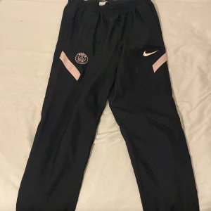 psg byxor - Detta är ett par Paris byxor som inte är så använda eftersom dom blev ganska små på mig, vill ni ha med tröja så kan vi diskutera det. 