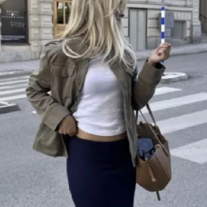 Grön jacka - Säljer en jacka liknande de på bilderna! Kom privat för fler bilder. Perfekt nu till våren! Köpt för rynt 500 på zalando, finns inte kvar