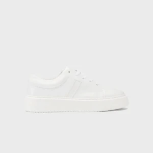 Ganni Sneakers - Säljer mina fina sneakers från Ganni. Perfekta nu till våren! I storlek 39 och passar mig som brukar ha den storleken. Jag har kvar låda osv, de är köpta på wakakuus hemsida. Nypris är 1999 kr, priset går att diskutera🙌🏼 Skriv för egna bilder! 