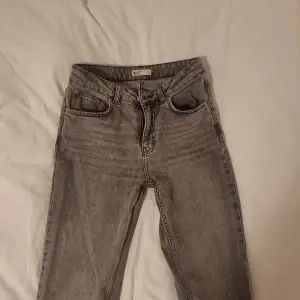 Jeans från Gina Tricot, bootcut midwaist i storlek 36. Tecken på användning men inga hål. 