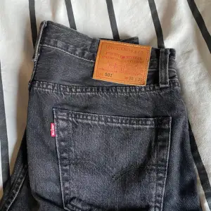Helt nya Levis 501 jeans. Har bara inte använda dem. Vilket man ser på size taggen där bak. 