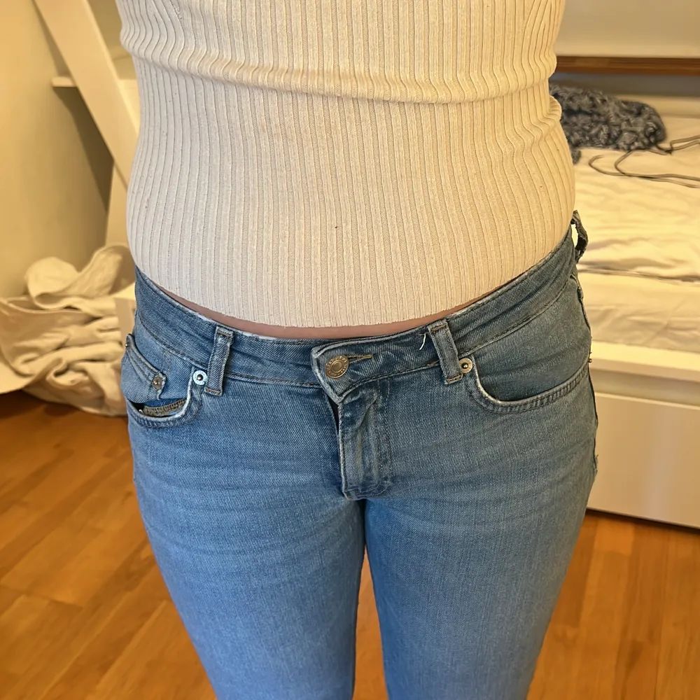 bra skick. Köpte för typ 1 år sedan. Jag har jätte många jeans så dom sitter typ å ”ruttnar” i garderoben. Dock är dom jättefina. Skriv priv för mera bilder ❤️❤️. Jeans & Byxor.