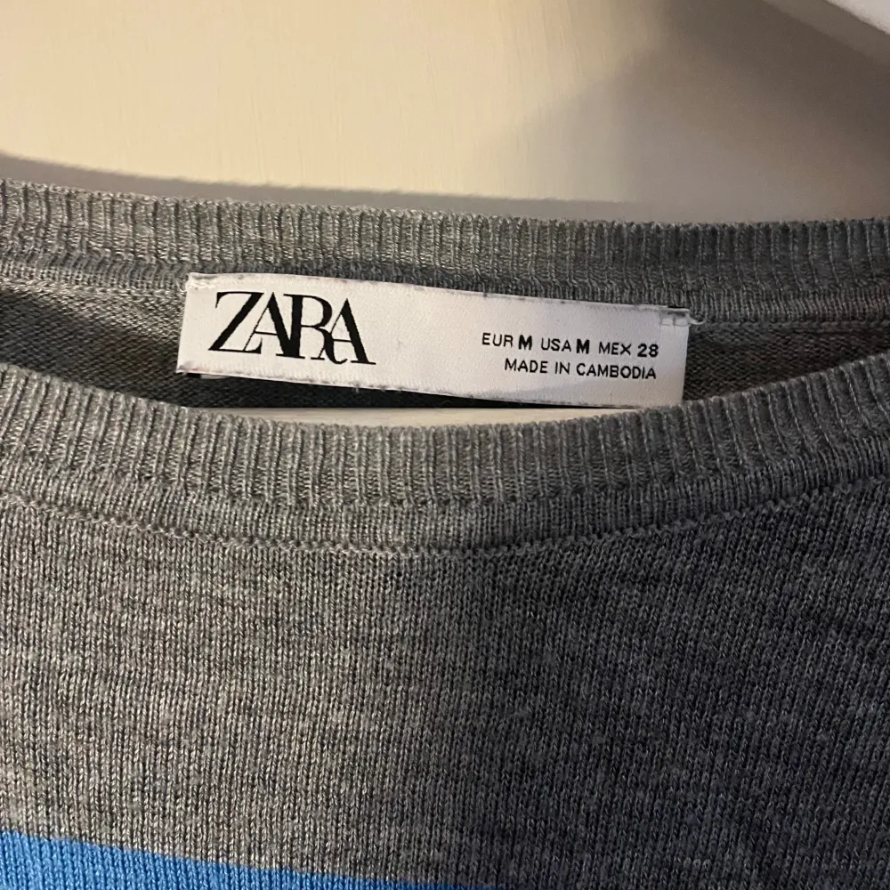 Säljer min tröja ifrån zara då den inte används. Inköpt förra året och är sparsamt använd Skriv vid frågor eller intresse💗. Stickat.