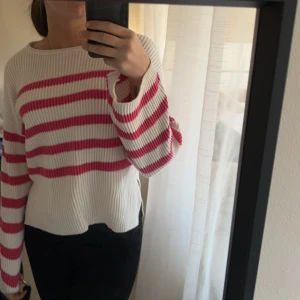 Tröja  - Stickad tröja från vila, jätteskön att ha varmare kvällar eller bara till vardags, strl S köpt för 500 och säljer för 300+frakt 