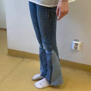 Lågmidjade jeans med annan färg på bootcuten. Tjejen på bilden är 165 cm som referens. 