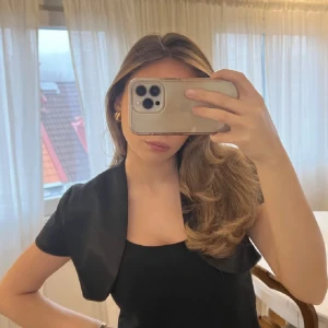 Svart bolero - Svart bolero i siden💕 storlek S och ny