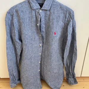 Linne skjorta - Nyskick  Linne skjorta Blå grå i färgen