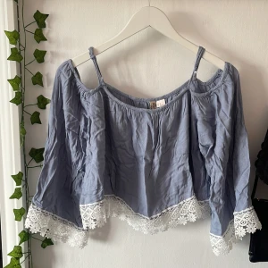 Blå sommartopp - Väldigt luftig croppad blå sommartopp/blus från H&M i stl 38, inga tecken på användning🙌🏻Köparen står för frakten🚀