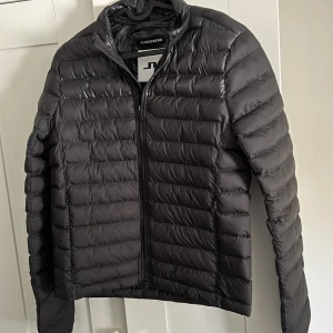 J.Lindeberg jacka - Tja säljer denna riktigt feta J Lindeberg jackan, Perfekt nu till våren. Liten defekt på armens baksida som är lagad skriv vid fundering kring det annars är den som ny👌