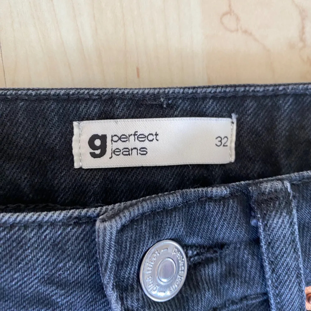 Super söt svart kort jeanskjol perfekt inför sommaren! Köpt på Ginatricot i storlek 32. Kjolar.