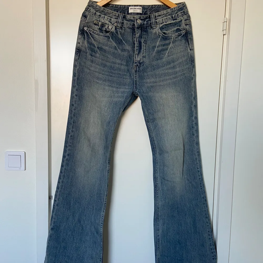 1:1 Subtle but unique in details pair of jeans. Drop-crotch and are long, a lot of stacks so looks best with boots/chunky shoes. My quads too big for these:(. Jeans & Byxor.