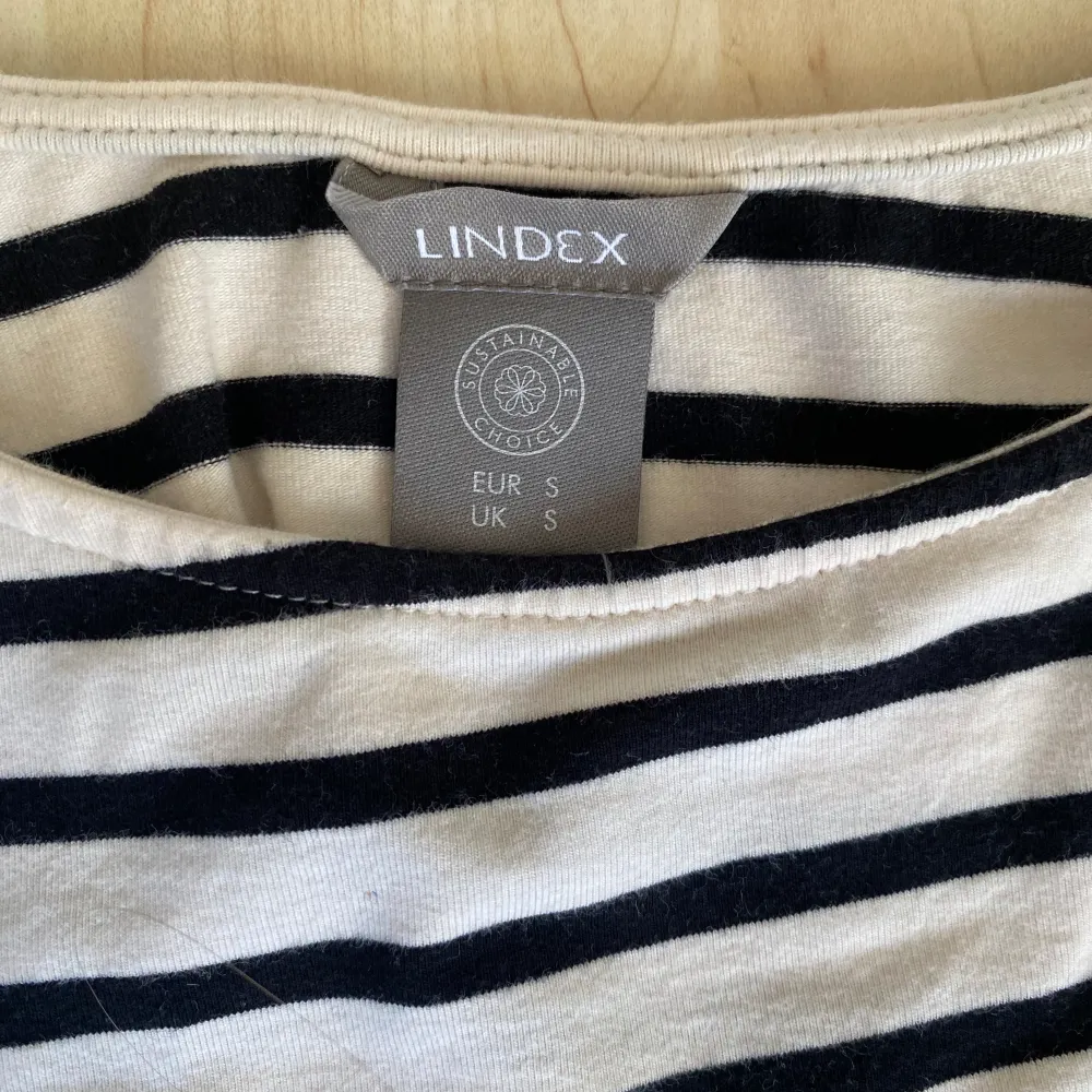 Snygg randig trekvartsärmad tröja från Lindex i storlek S. Tröjor & Koftor.