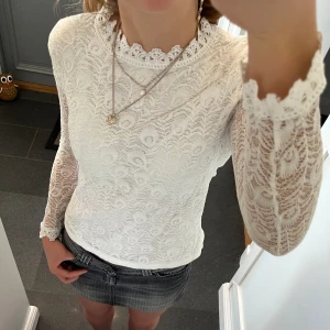 Vit spetströja - Vit spetströja från Boohoo. Står storlek 38 men väldigt liten i storleken så jag skulle säga XS/S. Väldigt tight på mig som brunar ha S eller M. Fint skick. Använd gärna köp nu!