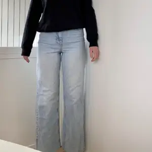 High waist jeans från Ginatricot. Straight leg. Ljusblå färg. Använda endast några gånger. Storlek 34 och passar mig som är 167 cm lång. Nypris 599 kronor 