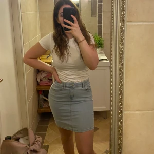 Jeanskjol från Cubus  - Stretchig jeanskjol från Cubus. Använd men i bra skick 