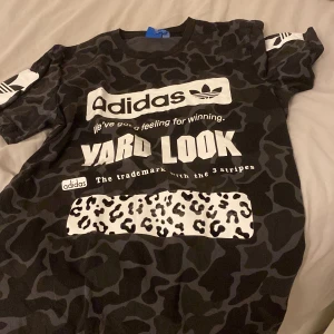 Adidas tröja  - 🖤