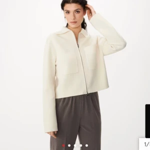 Krämvit Kofta från åhlens 🤍🛁☁️(inte oversized, mindre i storleken) - Orginalpris: 599kr Är i storlek XL men har storlek M vanligtvis och den sitter bara lite oversized. Lång i armarna och perfekt längd.  Inga deffekter- köpte i julas använd ca 2 gånger. Skriv privat för fler bilder!!