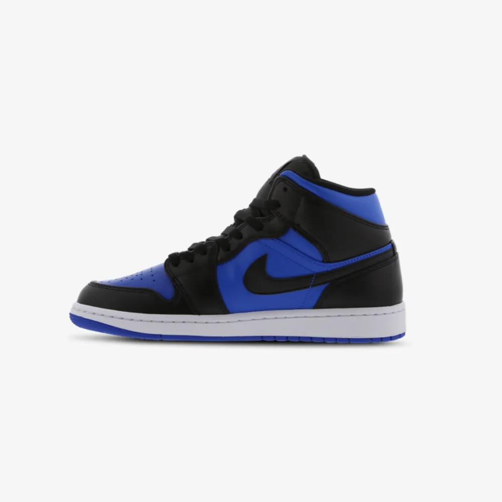 Säljer mina näst intill oanvända jordan 1 mid i färgen black-royalblue. Väldigt fint skick, men passa inte riktigt mig i storleken. Nypris 1599kr. Skor.