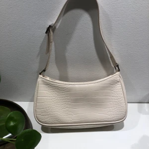 Monki vit handväska  - Lite använd 💕