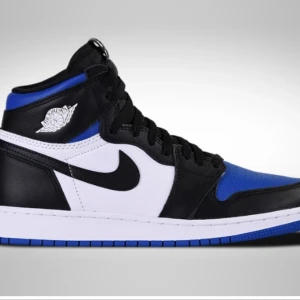 NIKE AIR JORDAN 1 RETRO HIGH OG GS ROYAL TOE - Säljer nu mina Jordans då de inte kommer till användning längre. Det är i hyfsat bra skick förutom sprickan på ena skon (se 3:e bild) men det är inget man tänker på. Nypris ca 4 000kr. Både svarta och blåa snören. Priset går absolut att diskutera💞  