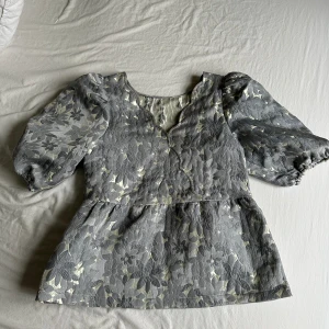 Blouse from Moves - A pretty blouse in good condition. Only used a few times. Silver and blue. New price 800,-