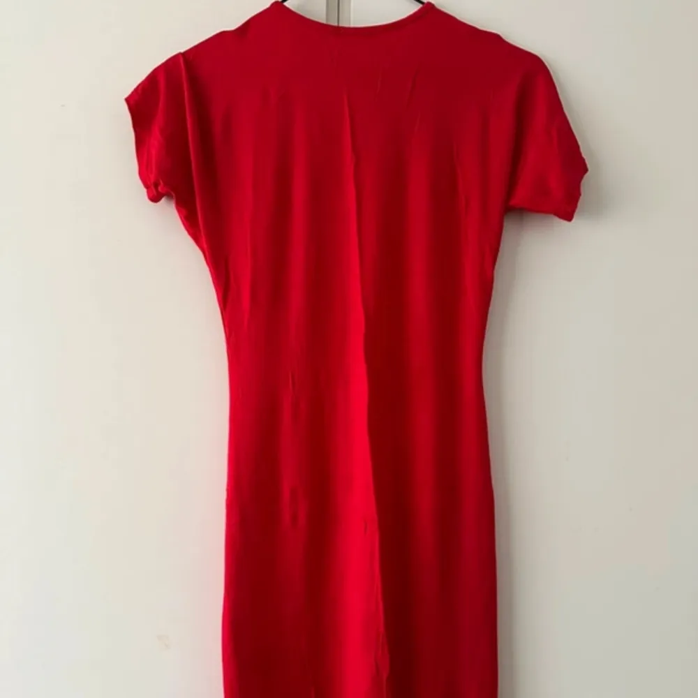 Röd miniklänning från boohoo.  I storlek 36 Knappt använd. Klänningar.