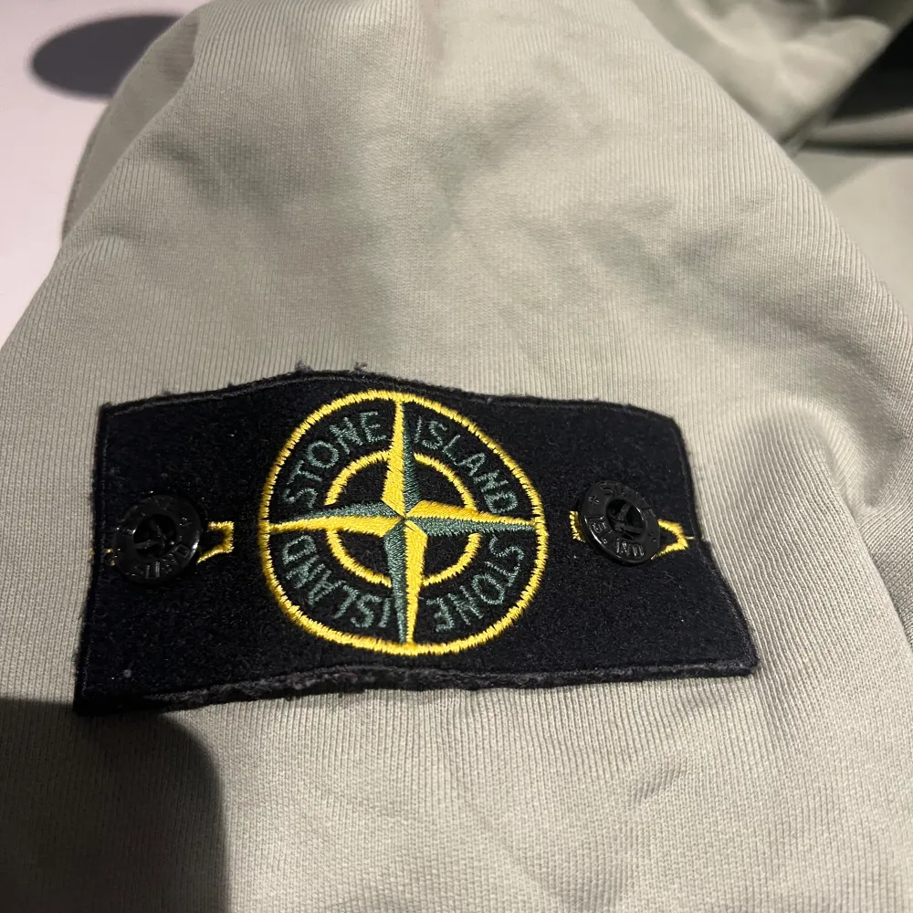 Stone island tröja från NK Göteborg. Skick 10/10, använd nån få gång bara. Säljs pga för liten. Färg: olive. Nypris ca 3000kr.. Tröjor & Koftor.