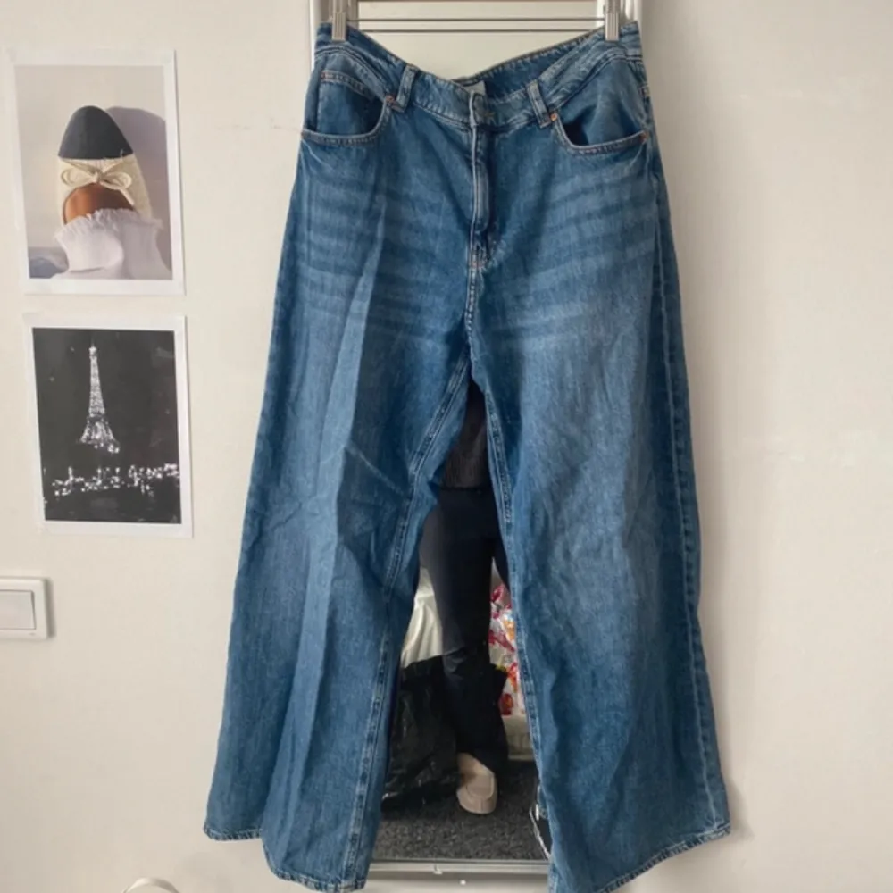 Vida jeans från H&M storlek 46. Använda av mig en gång. Jag är 171cm och brukar ha storlek 40/42 och de sitter sätt så oversize på mig 🤍 fint skick. 100% bomull. Jeans & Byxor.