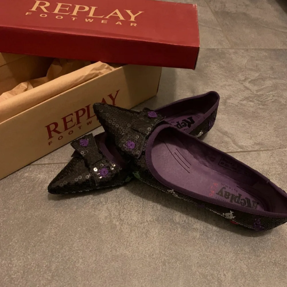 Supersnygga spetsiga ballerinaskor i perfekt skick från Replay!! Älskar dess skor, men tyvärr är de inte i min storlek. De känns lyxiga och är sköna att gå i, mycket bättre än de flesta vanliga ballerinaskor!     . Skor.