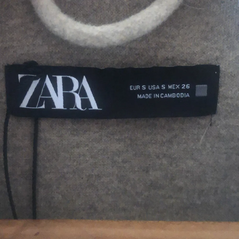 Säljer denna kappa från Zara. Perfekt till våren! Säljer på grund av att den inte används längre❤️. Jackor.