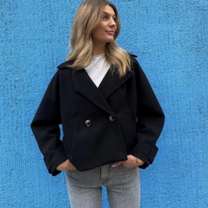 Missäy kappa  - Säljer en coat Wilma ifrån Missäy. Använd i ca tre månader nu men dom kommer inte till användning längre då jag köpt en ny kappa. Använd men inga som helst defekter. Köpes för 500.