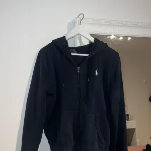 Polo Ralph Lauren Zip Hoodie - Säljer denna pga inte passar längre, använt ett par gånger, skicket är 8/10, riktigt skön och snygg tröja Gratis frakt