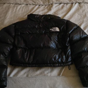 The north face jacka  - Jag säljer min the north face jacka använd max 4 gånger. Den är i nyskick. Säljer pågrund av att jag inte använder den. Jag köpte den för ungefär 2500 och säljer den för 1000 pris går att diskutera. 