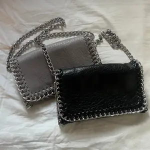 Säljer en svart och en grå/beige väska från Tiamo, använda fåtal gånger så väldigt bra skick! 300kr styck