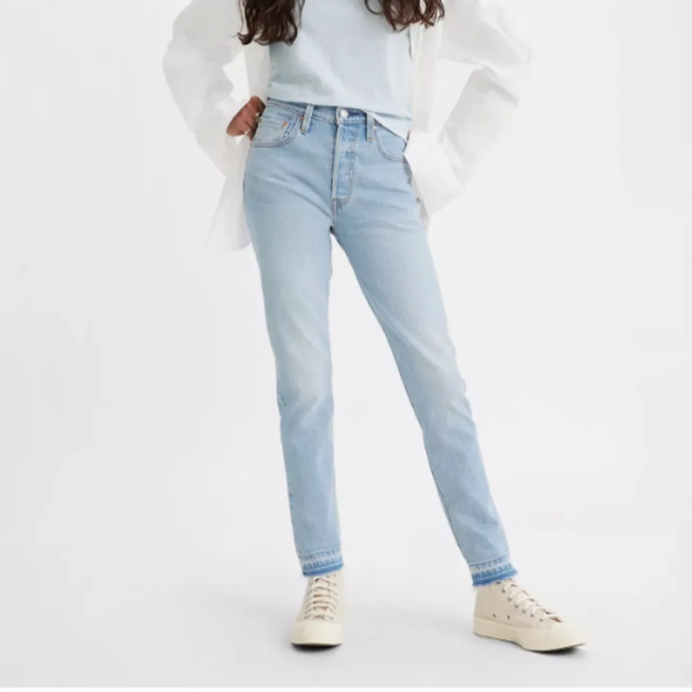 Ljusblåa levi’s jeans i bra skick. Säljer pågrund av att de blivit för små. Köpta för 1019 kr.. Jeans & Byxor.