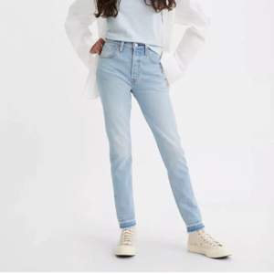 Ljusblåa levi’s jeans i bra skick. Säljer pågrund av att de blivit för små. Köpta för 1019 kr.