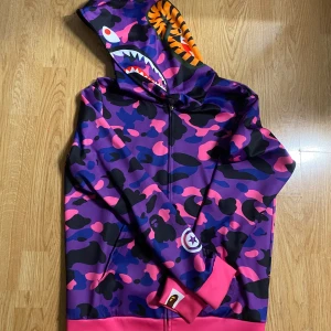 Bape hoodie - Säljer min bape eftersom det inte är riktigt min stil längre. Använt ett fåtal gånger men är i bra skick. Storlek S men lite oversized. Kan mötas upp i stockholm💕💕