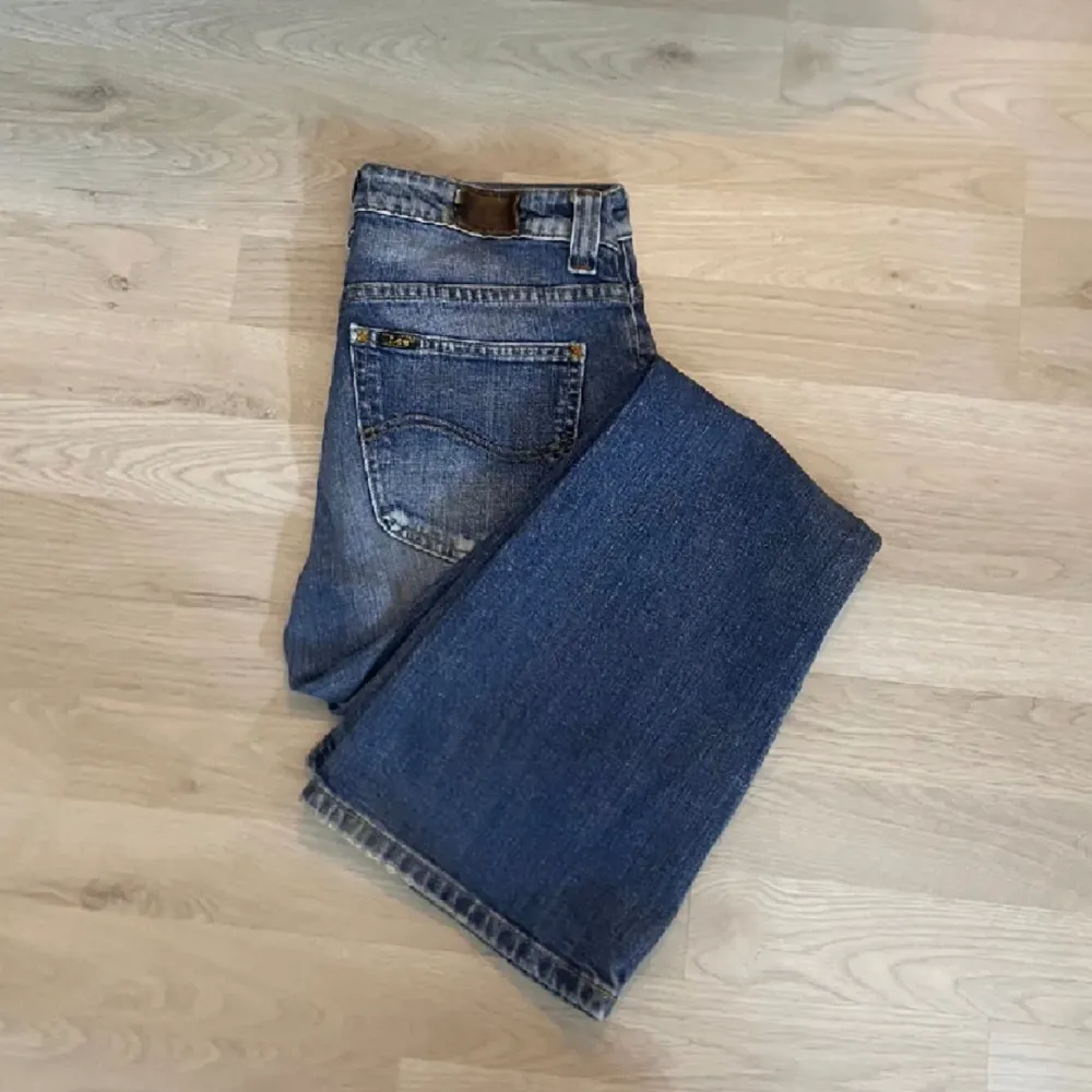 Lågmidjade jeans från Lee som är köpta här på Plick. Jättefina, men tyvärr är de för små för mig. Står att det är storlek W30 L31 men är för små för mig som vanligtvis har M. Skriv om ni har några frågor❤️. Jeans & Byxor.