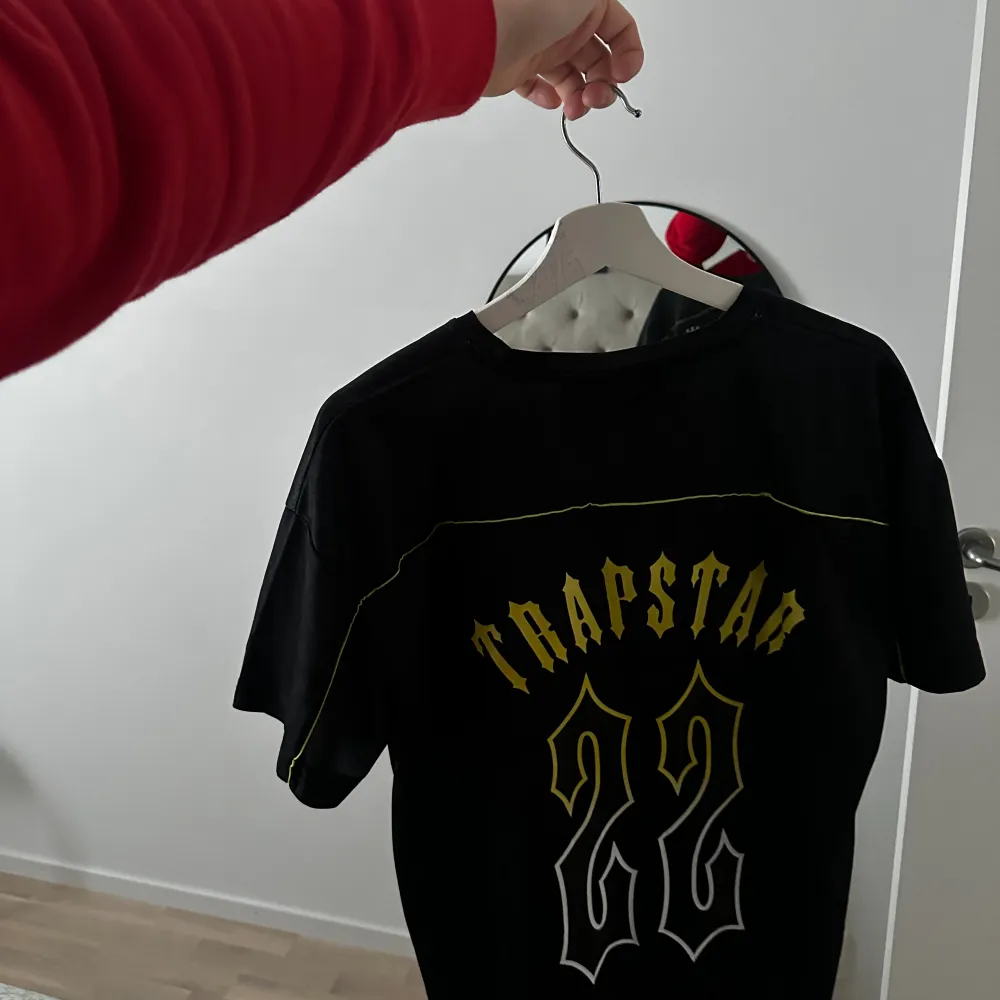 Helt oanvänd Trapstar tshirt i storlek L. Ordinarie pris/köpt för: 800kr  Säljer för 300 vid snabb affär.. T-shirts.