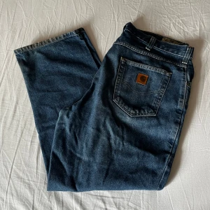 Carhartt jeans - W36 L30 Innerbens mått 73 cm Midjemått (sida till sida) 44cm Använda men fortfarande i fint skick! 