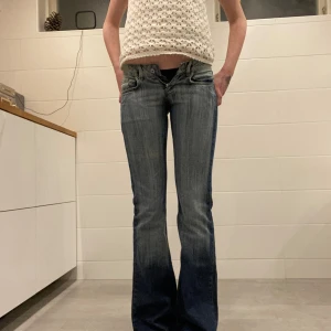 Lågmidjade jeans - Säljer nu dess jätte(!!)snygga jeans då de tyvärr var för små💔köpta på plick men aldrig använda(av mig) Innerbensmått: 88 Midjemått(tvärs över)-34