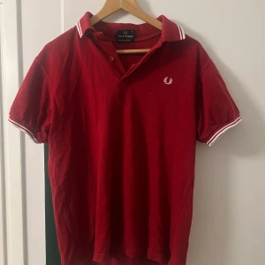 Fred Perry Piké  - Fred Perry Piké i otroligt bra skick. Nypriset för tröjan är 1000kr Mitt pris 280kr Strl S herr men passar M också 