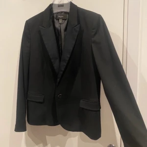 Svart blazer - I perfekt skick, strl 40 men är något litet i strl så skulle passa 38-36 mkt bättre, väldigt bra skick