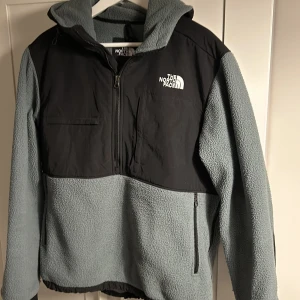 The North Face fleece jacka - Tja säljer denna snygga och mysiga North face fleece jackan utan några defekter storlek L sitter lite mindre har spännen nere vid midjan, Nypris cirka 1700kr hör av vid fundering och intresse🌳😃