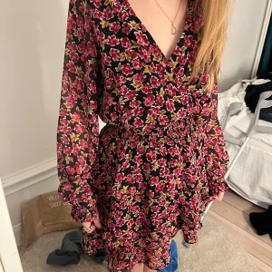 Blommig klänning  - Jättefin blommig klänning perfekt till sommarn säljer då den inte sitter så bra på mig(kompis på bilden)knappt använd 